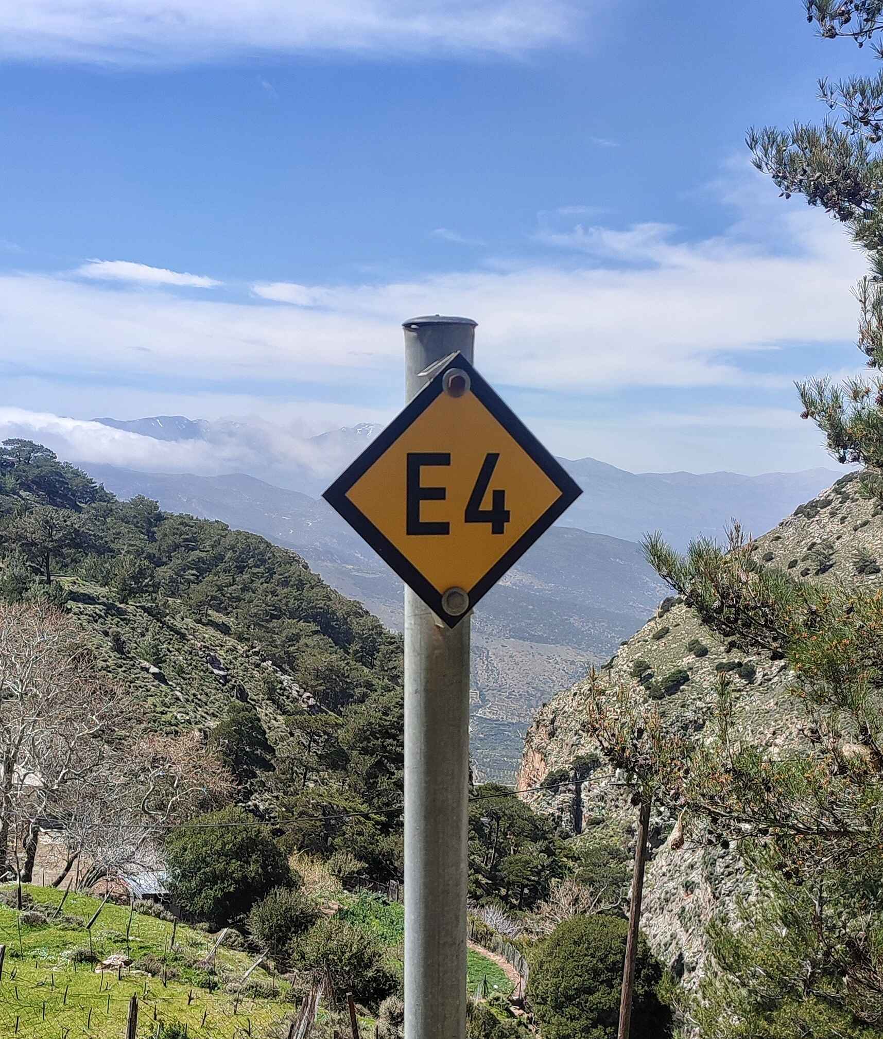 crete e4 hiking trail sign